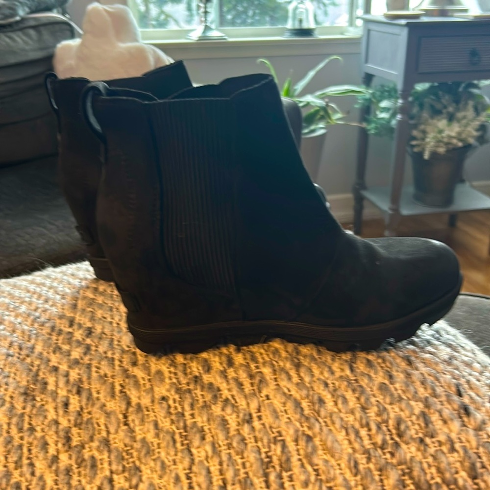 Black Sorel wedge boots. Worn 1 time.